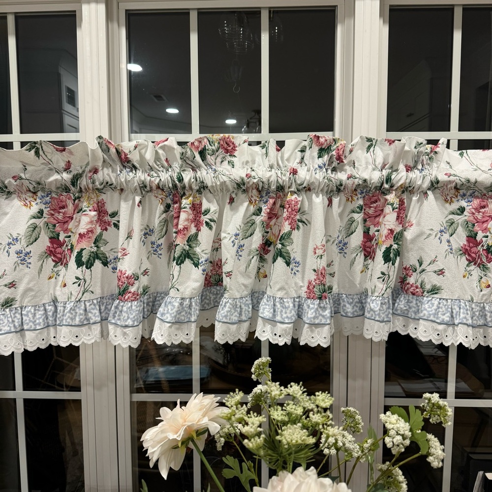 Vintage 1990's Waverly Floral set of 2 Valances / window curtain